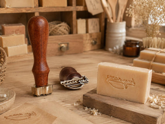 Sello personalizado para jabón y cerámica con mango de madera